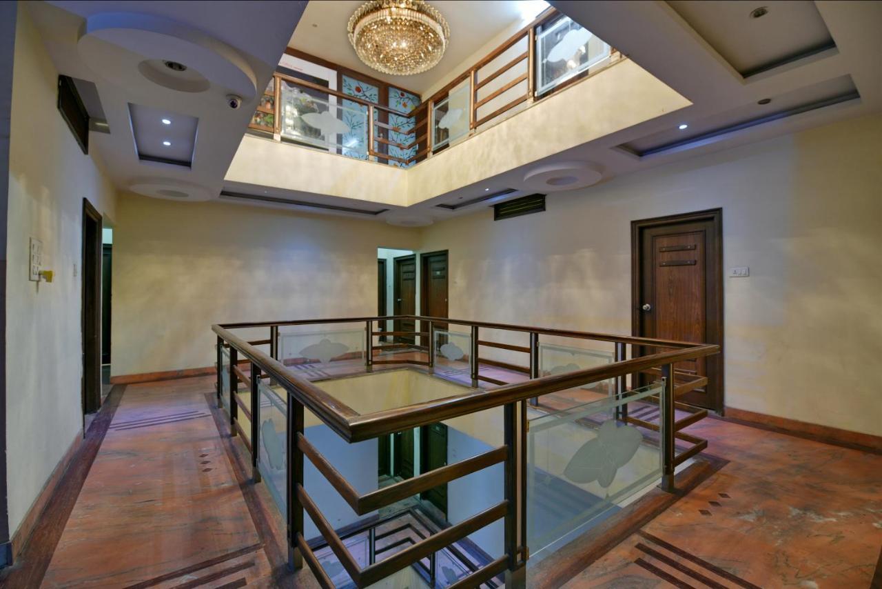 Oyo 2289 Hotel Radha Palace Kukas Buitenkant foto